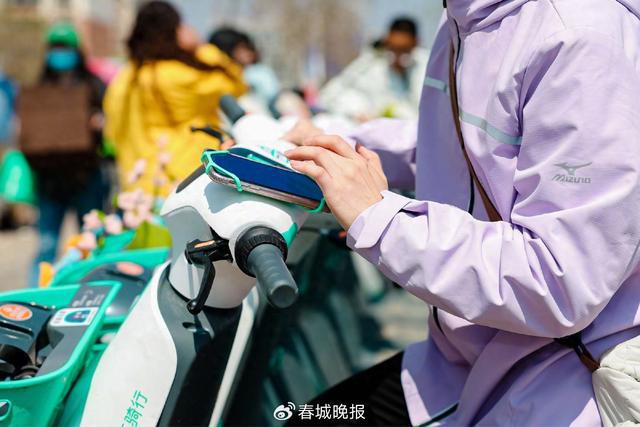 手机支架”再升级提升昆明用户骑游体验ayx爱游戏app滴滴青桔电单车“(图3)