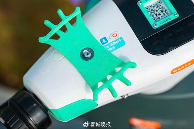 手机支架”再升级提升昆明用户骑游体验ayx爱游戏app滴滴青桔电单车“(图2)